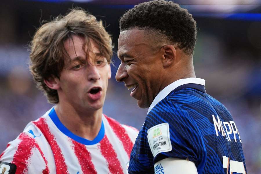 Matias Galarza (l.) bearbeitete Gegenspieler Kylian Mbappé mit Tritten, Schlägen und Worten. Matias Galarza (l.) bearbeitete Gegenspieler Kylian Mbappé mit Tritten, Schlägen und Worten.