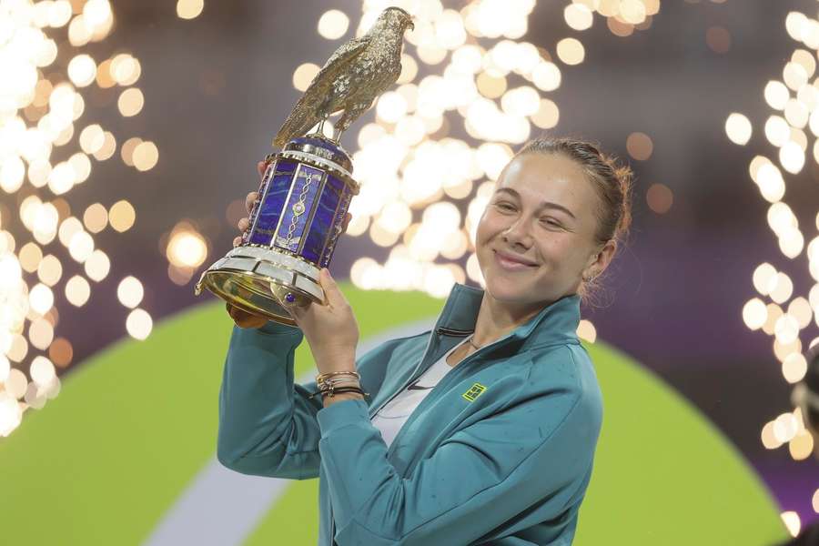 Anisimova lifts the trophy in Doha after beating Ostapenko