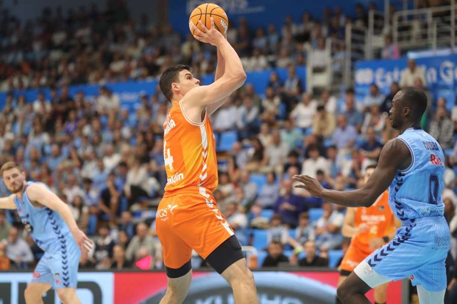 Jaime Pradilla lanza a canasta ante Bakary Dibba