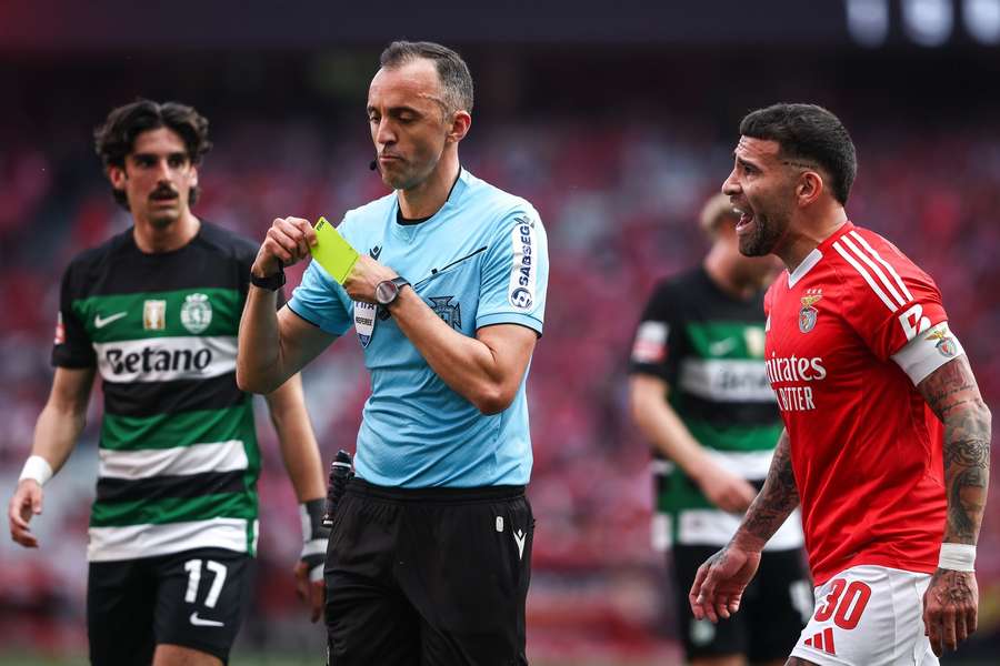 João Pinheiro foi o árbitro do dérbi da 33.ª jornada
