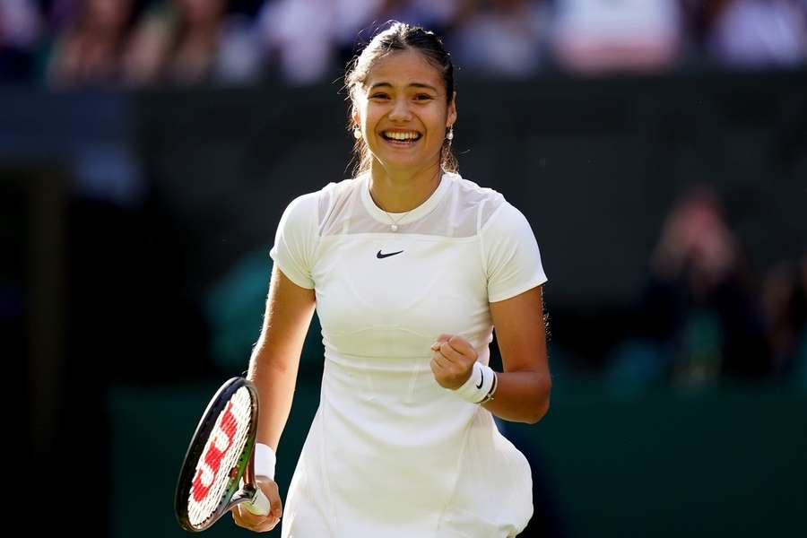 Emma Raducanu beim Match gegen Alison Van Uytvanck in der ersten Runde von Wimbledon.