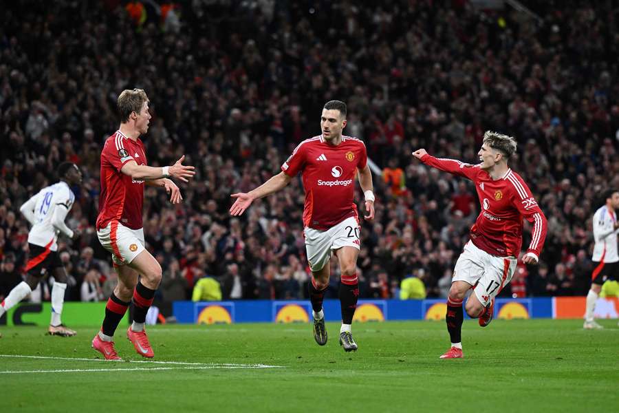 Dalot celebra su gol en Lyon
