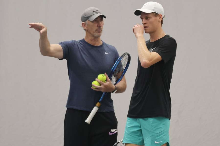 Jannik Sinner (r.) mit Darren Cahill (l.)