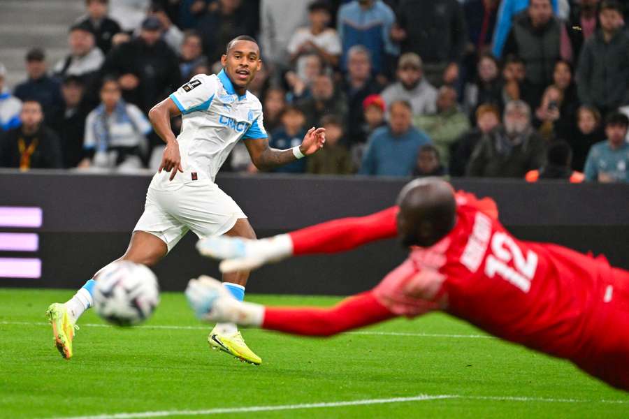 Igor Paixao bute sur Hervé Koffi