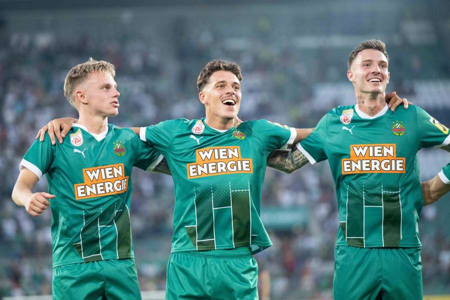 De spelers vieren na afloop het feestje