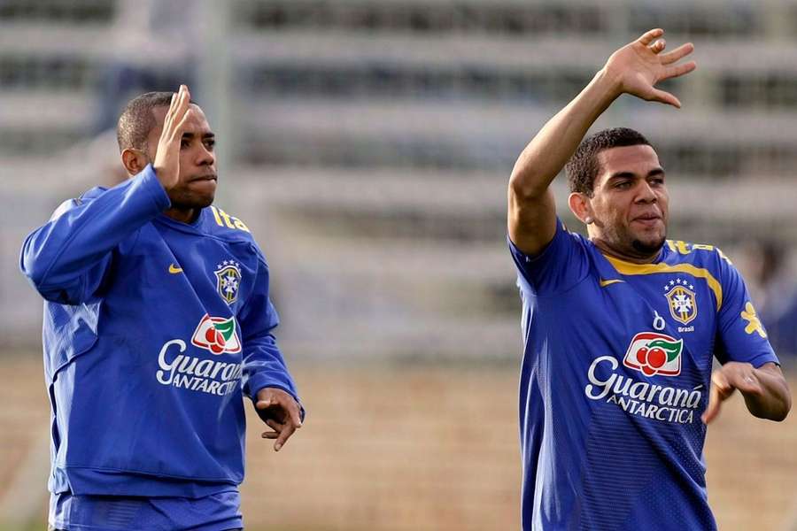 Robinho (esquerda) ao lado de Dani Alves (direita), também envolvido em problemas legais, durante um treino da seleção brasileira