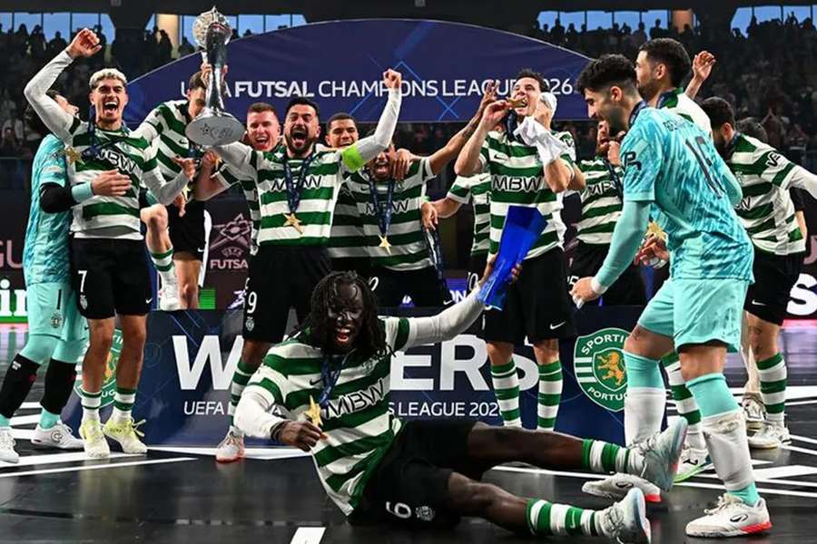A festa dos jogadores do Sporting com o troféu