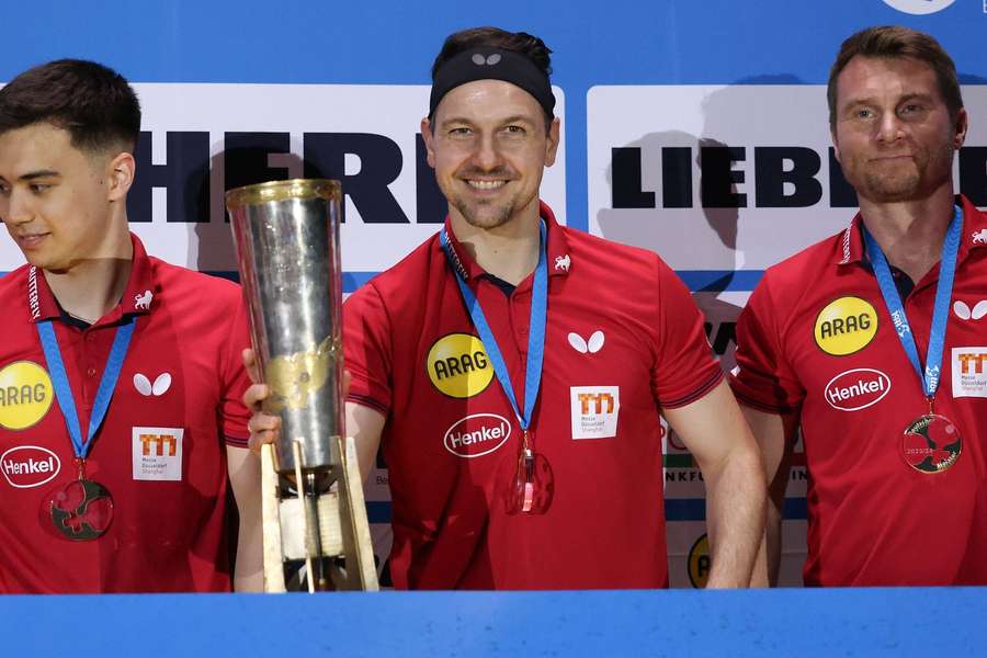 Timo Boll (m.) nach Gewinn der deutschen Meisterschaft 2024.