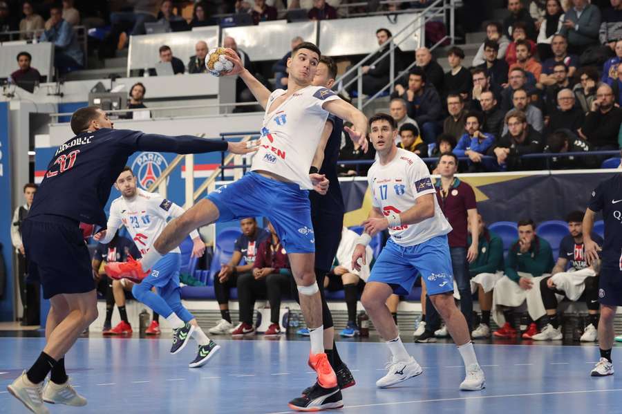 Gergo Fazekas (C) z Płocka w akcji podczas meczu EHF Ligi Mistrzów pomiędzy Paris Saint-Germain (PSG) a Orlen Wisłą Płock