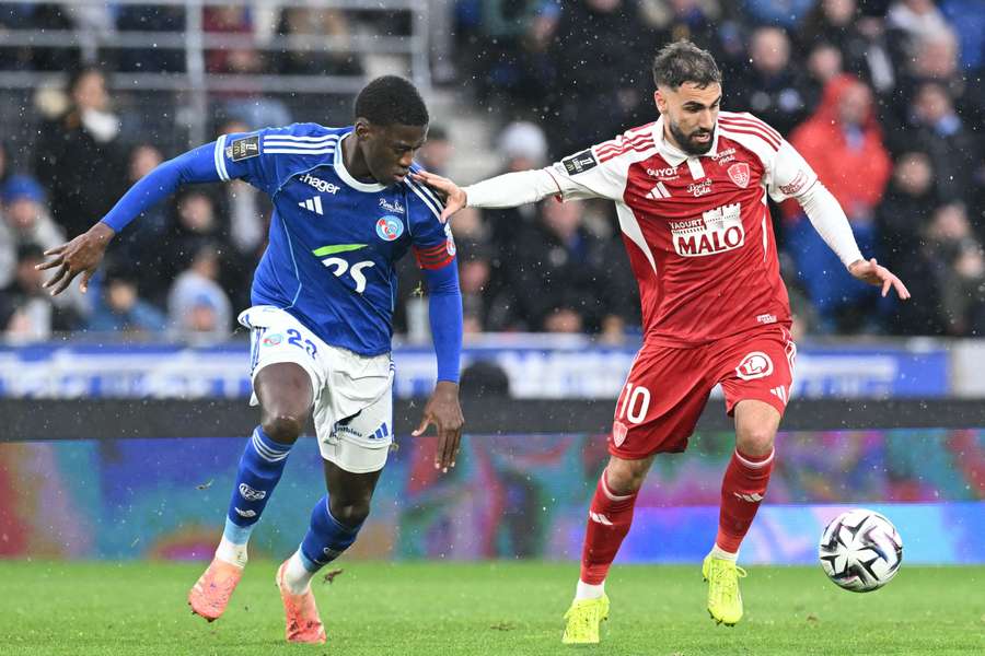 Le capitaine Mamadou Sarr face à l'attaquant Romain Del Castillo. 