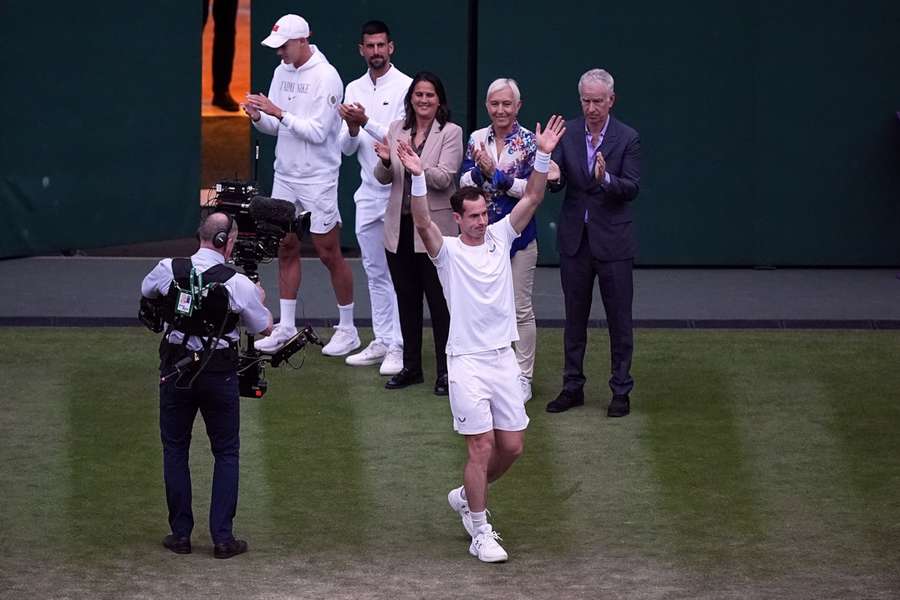 Andy Murray na festa de despedida, ao fundo, Holger Rune (esq.) e Novak Djokovic (segundo a contar da esq.)