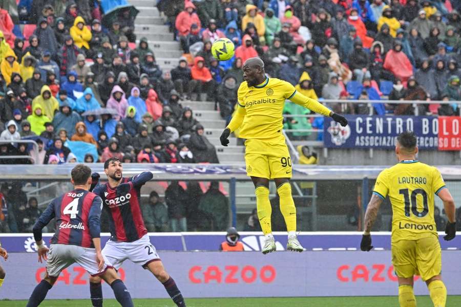 Romelu Lukaku in azione contro il Bologna