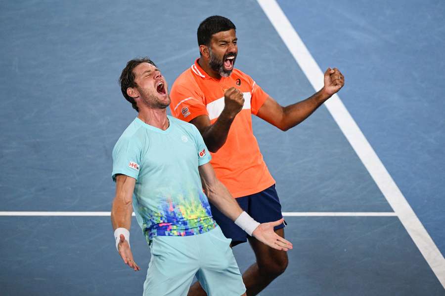 Rohan Bopanna din India (dreapta) și australianul Matthew Ebden sărbătoresc după victoria împotriva italienilor Simone Bolelli și Andrea Vavassori