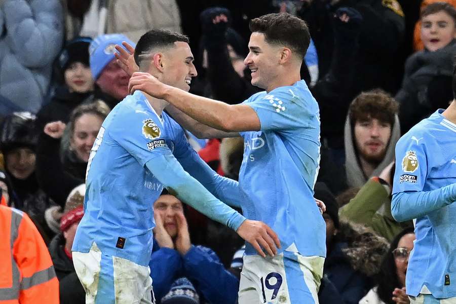 Julian Alvarez viert de 2-0 met Phil Foden