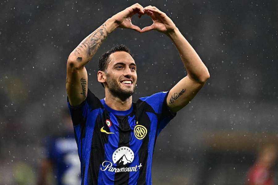 Çalhanoglu fez um dos gols da Inter no clássico contra o Milan, no fim de semana