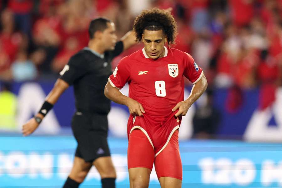 Adalberto Carrasquilla reacciona durante el partido clasificatorio de la Concacaf al Mundial 2026