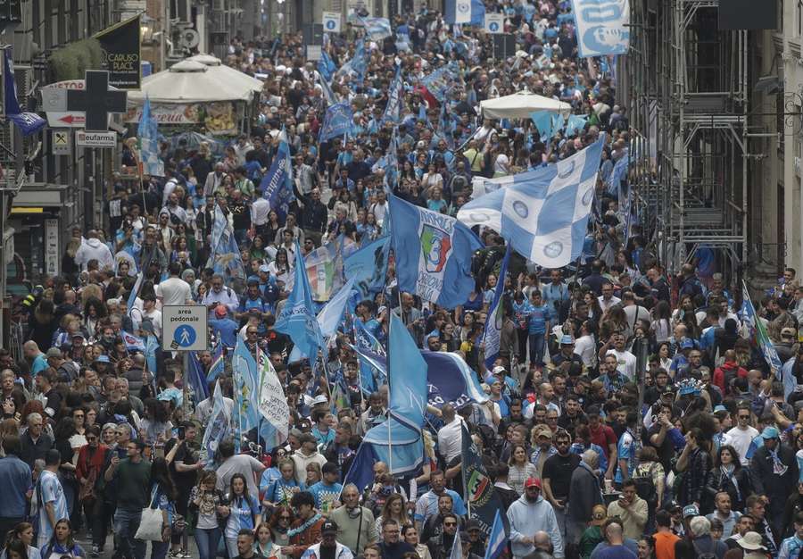 Fani napoletani pe străzile din Napoli