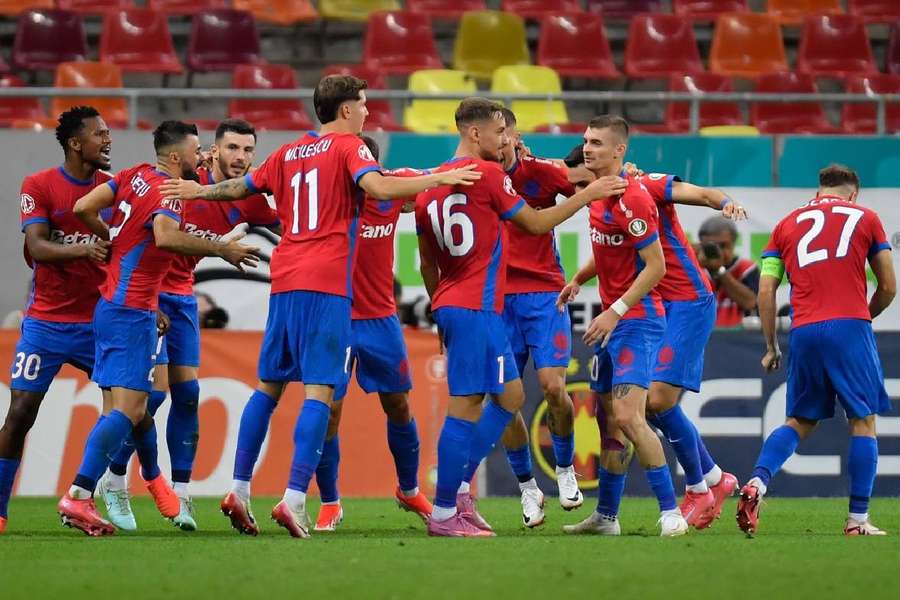FCSB-iștii sărbătoresc un gol în partida cu Aberdeen 