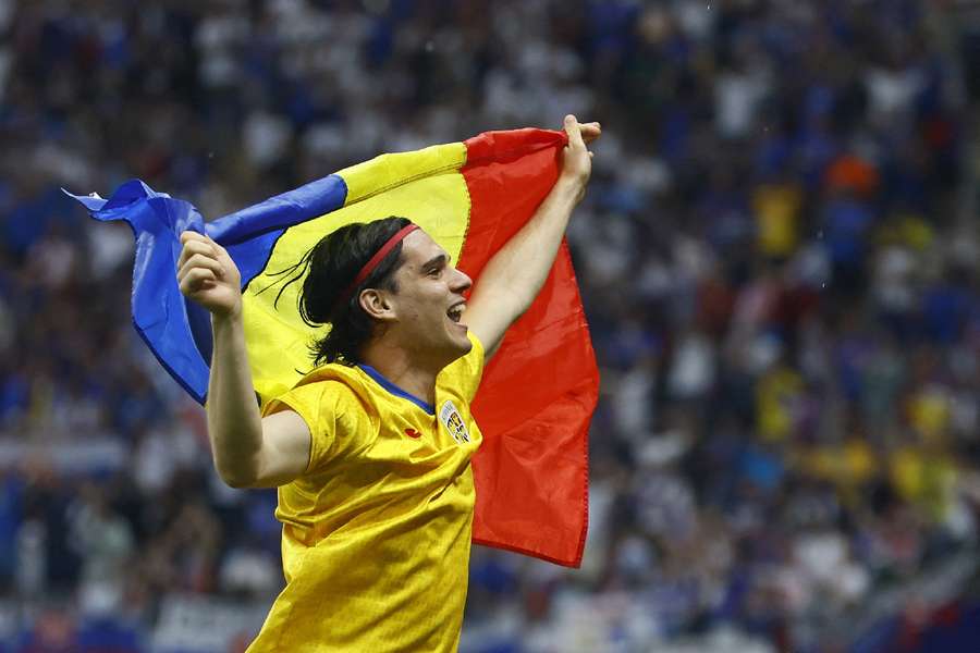 Ianis Hagi segura com orgulho a bandeira romena