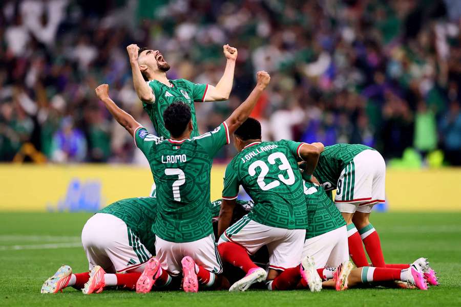 Mexiko überrante Ecuador in der ersten Halbzeit Mexiko überrante Ecuador in der ersten Halbzeit