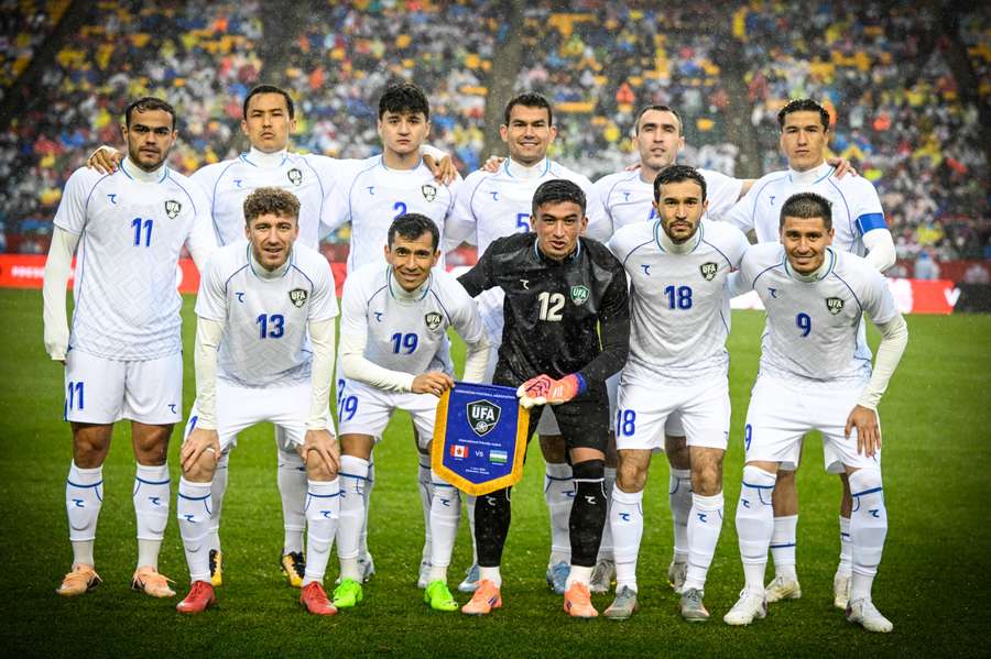 O onze do Uzbequistão diante do Canadá O onze do Uzbequistão diante do Canadá