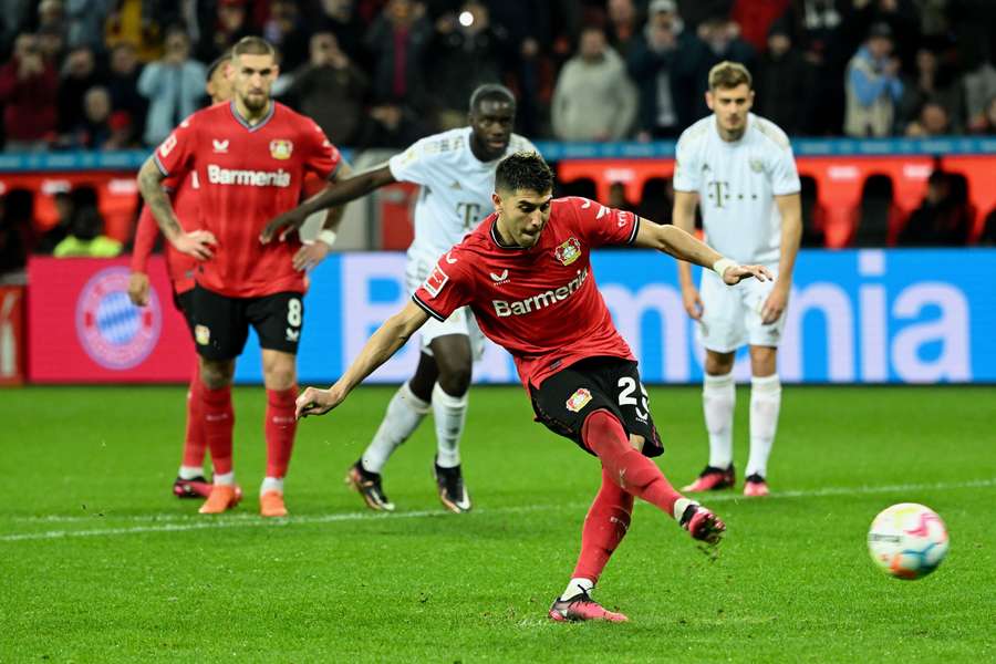 Zweimal das identische Bild: Exequiel Palacios verwandelt zwei Elfmeter zum Sieg von Bayer Leverkusen über den FCB.