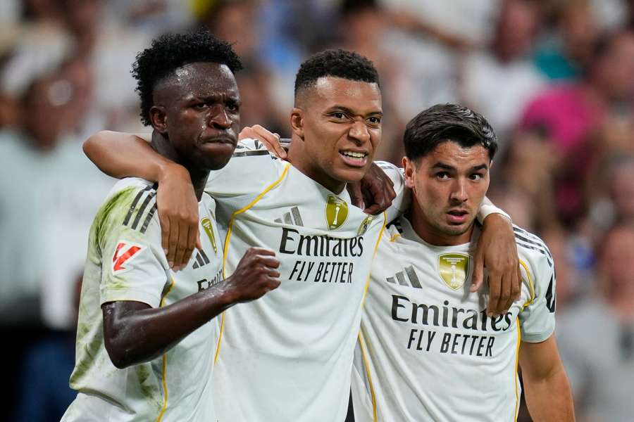 Vinicius Jr. und Brahim Díaz jubeln mit Kylian Mbappé nach dessen zweiten Tor.