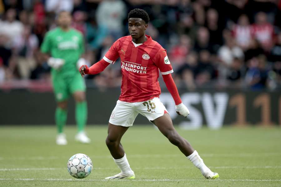 Isaac Babadi speelt op het middenveld tegen Feyenoord
