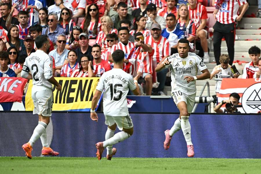 Mbappé celebra su gol con Arda Güler y Carvajal