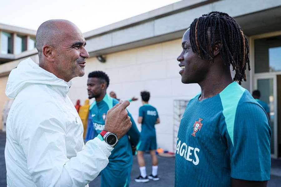 Roberto Martínez conversa com Quenda