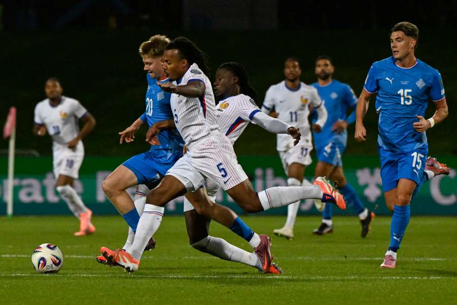 Eduardo Camavinga et Jules Koundé au duel avec Kristian Nokkvi Hlynsson.