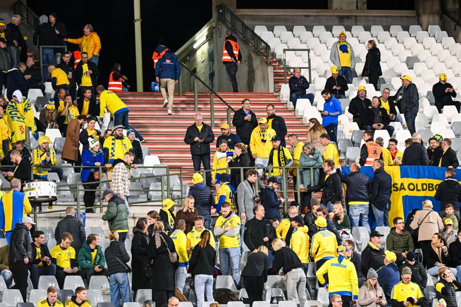 Fans van Zweden op de tribune bij de gestaakte wedstrijd tegen België