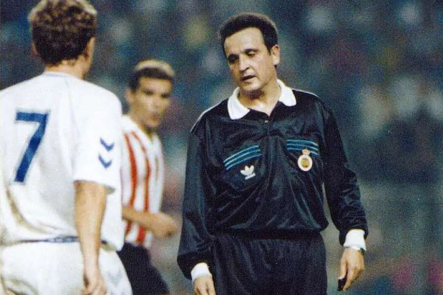 Enríquez Negreira, durante su etapa como árbitro.