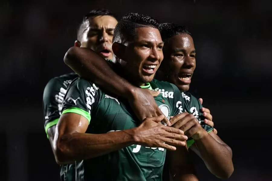 Rony quebrou jejum de quatro jogos: marcou e assistiu