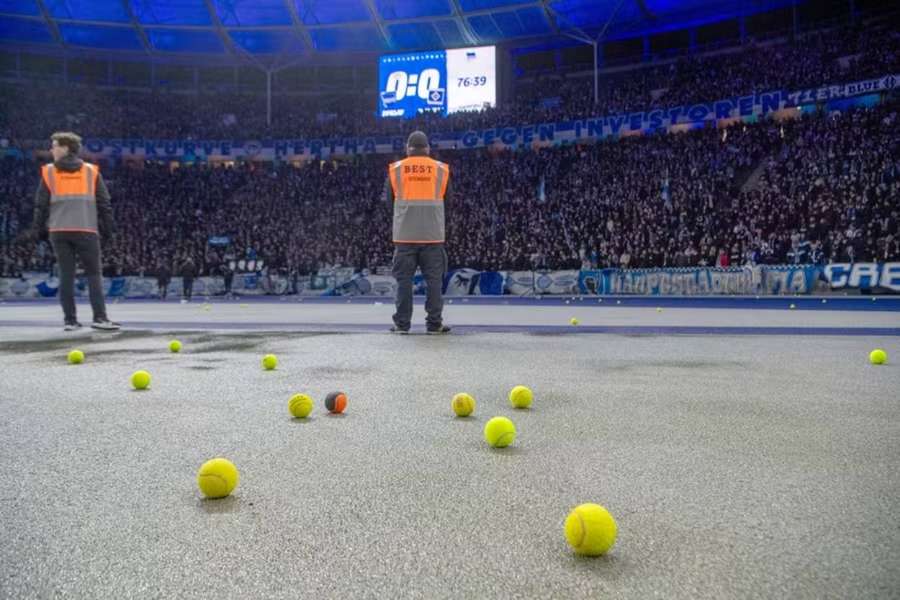Jeden z meczów został przerwany przez kibiców rzucających piłkami tenisowymi.