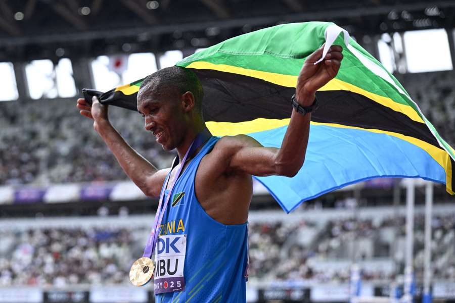 Simbu celebrates gold medal