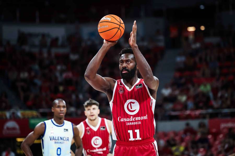 Gabriel Olaseni lanza a canasta Gabriel Olaseni lanza a canasta