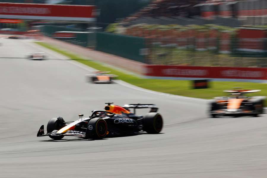 Max Verstappen vor Oscar Piastri in Kurve 1.