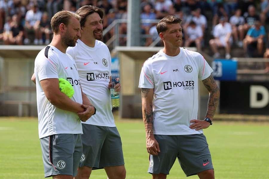 Trainer Vincent Wagner (M.) und die SV Elversberg bereiten die erste Bundesliga-Saison der Vereinsgeschichte vor.