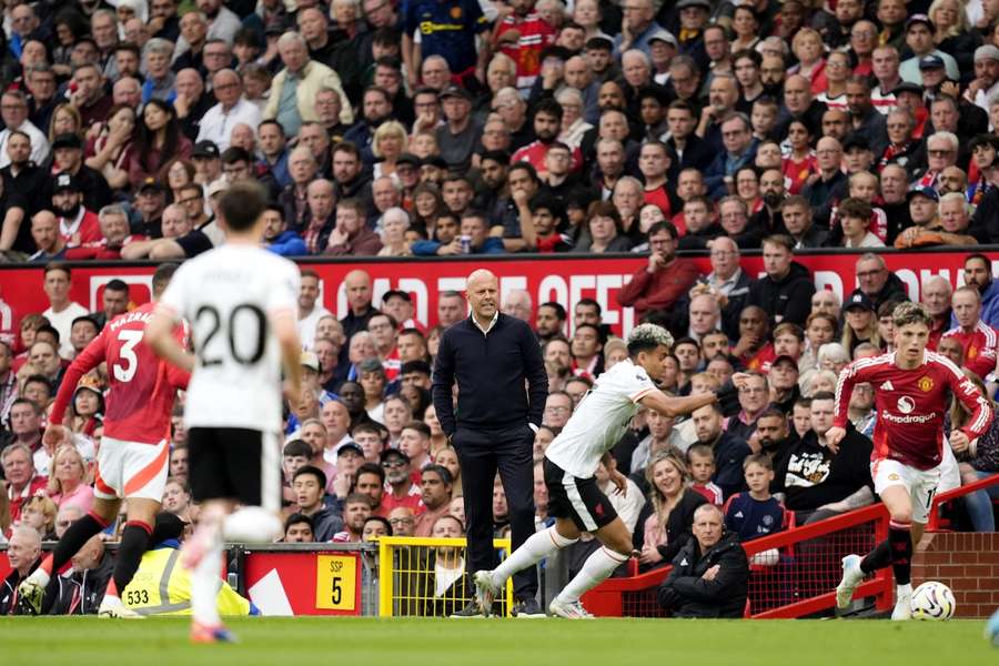 Liverpool verslaat United met ruime cijfers: Slot wint eerste clash met Ten Hag