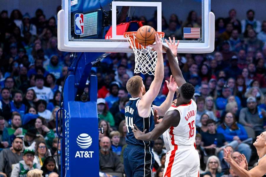 Garuba anotó 12 puntos, su tope en su segunda temporada con los Rockets.