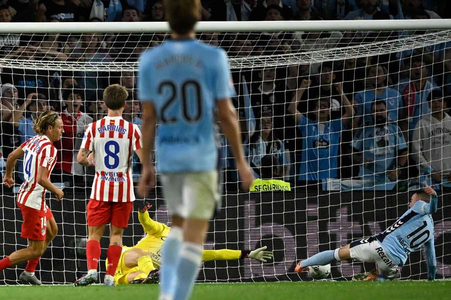 Aspas, en el momento de rematar a puerta vacía para hacer el 1-1