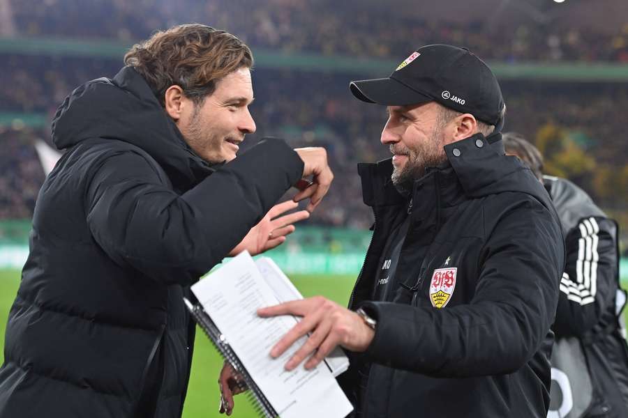 Trainer unter sich: Dortmunds Edin Terzic (l.) und Stuttgarts Sebastian Hoeneß (r.) beim Hinspiel im vergangenen November (2:1-Sieg für den VfB). 