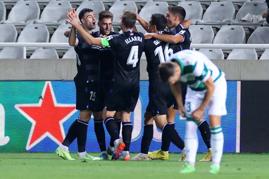 Robert Navarro celebra con sus compañeros el primer gol de la Real en Nicosia.