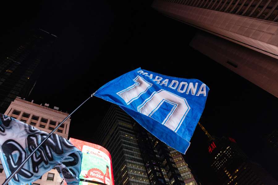 Una bandera de Maradona, siempre presente en el Mundial Una bandera de Maradona, siempre presente en el Mundial