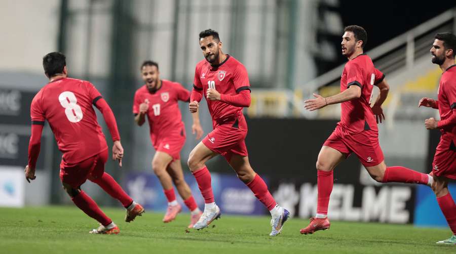 Mousa Al-Tamari, Mohannad Abu Tahha et Noor Al-Rawabdeh célèbrent un but de la Jordanie lors du match amical face au Nigeria disputé à Antalya, en Turquie, le 31 mars 2026.