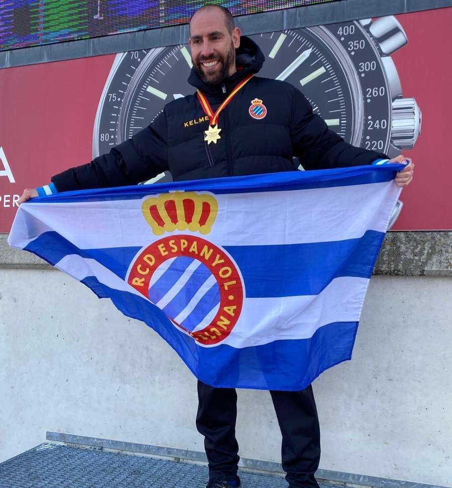 Ander Mirambell, con la bandera del Espanyol Ander Mirambell, con la bandera del Espanyol