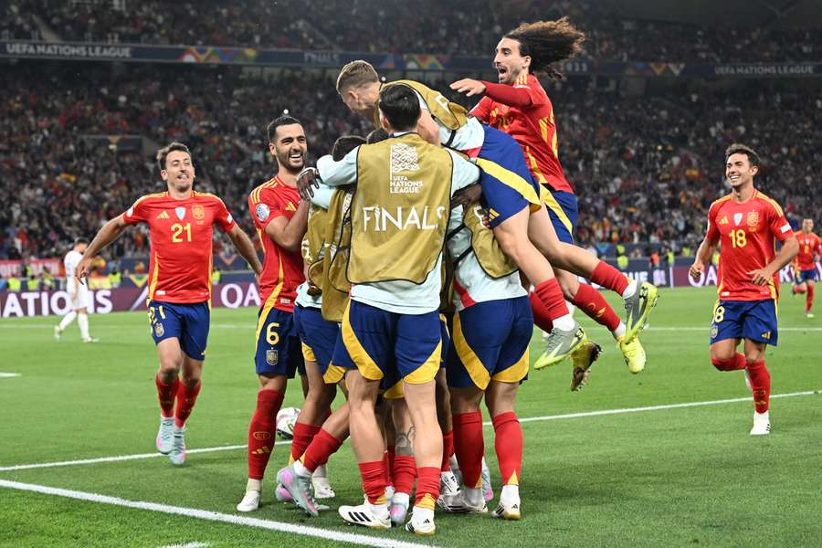 Reprezentacja Hiszpanii świętuje zdobycie czwartego gola podczas półfinałowego meczu Ligi Narodów UEFA z Francją w Stuttgarcie