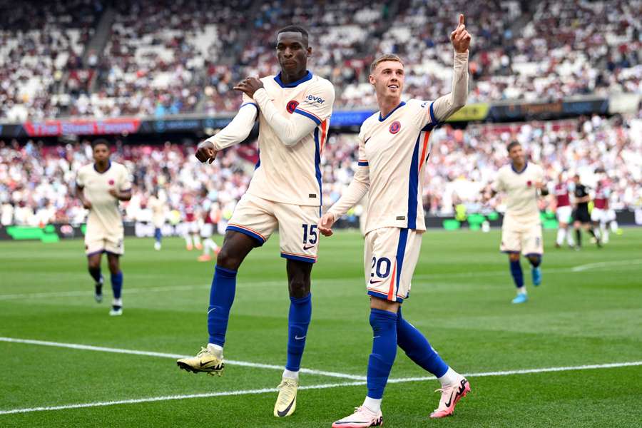 Cole Palmer celebrates with Nicolas Jackson after scoring Chelsea's third goal