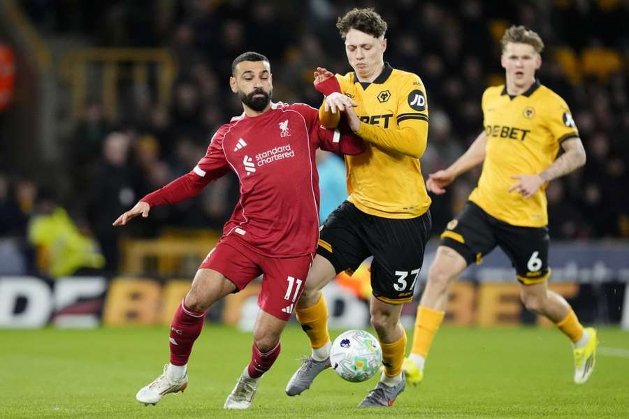 Mohamed Salah a Ladislav Krejčí v utkání Wolves s Liverpoolem.